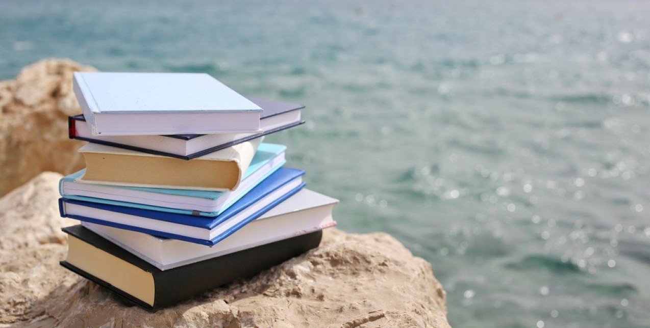 Vacation reads: Τα βιβλία για την παραλία που προτείνουν οι συντάκτες του GLOW.GR
