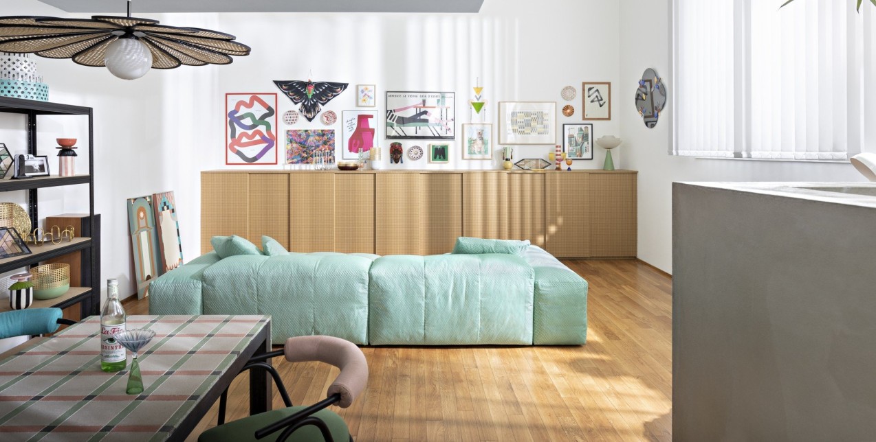 Ένα πολύχρωμο διαμέρισμα στο Μιλάνο που ανατρέπει τους κανόνες