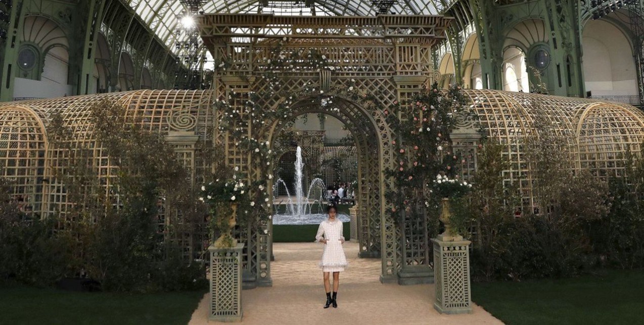 Το haute couture show της Chanel ταξιδεύει στους κήπους των Βερσαλλιών 