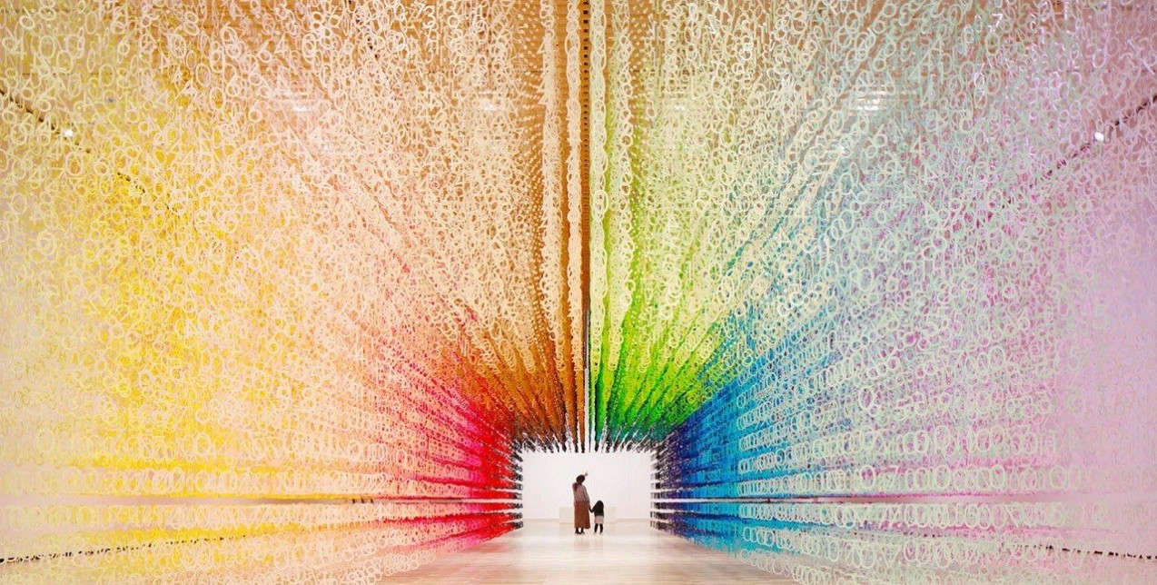 Ένα συγκλονιστικό installation που αλλάζει χρώμα 