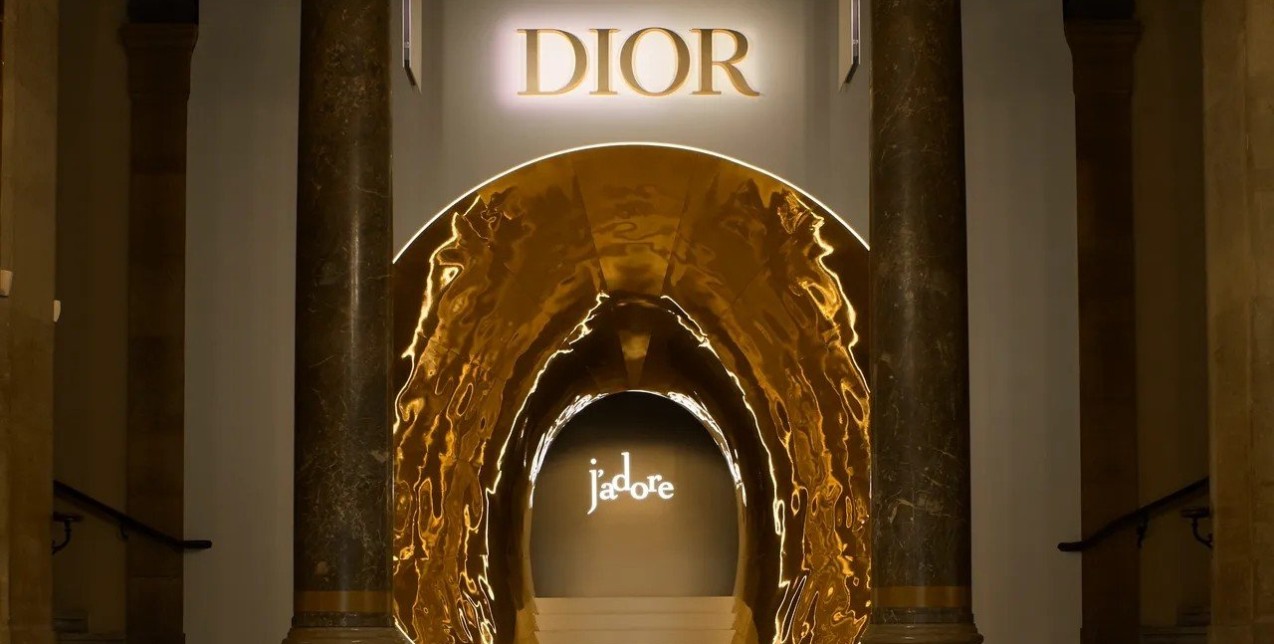Dior J'Adore: Μια έκθεση αφιερωμένη στο iconic άρωμα του οίκου παρουσιάζεται στη Σχολή Καλών Τεχνών του Παρισιού