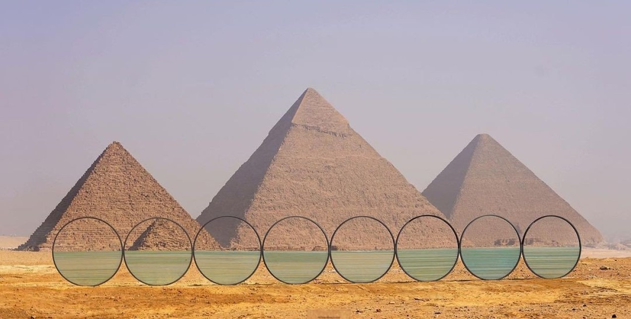 Forever is Now: Πώς το installation του Κώστα Bαρώτσου κάνει τις πυραμίδες της Γκίζας να φαίνονται πλωτές;