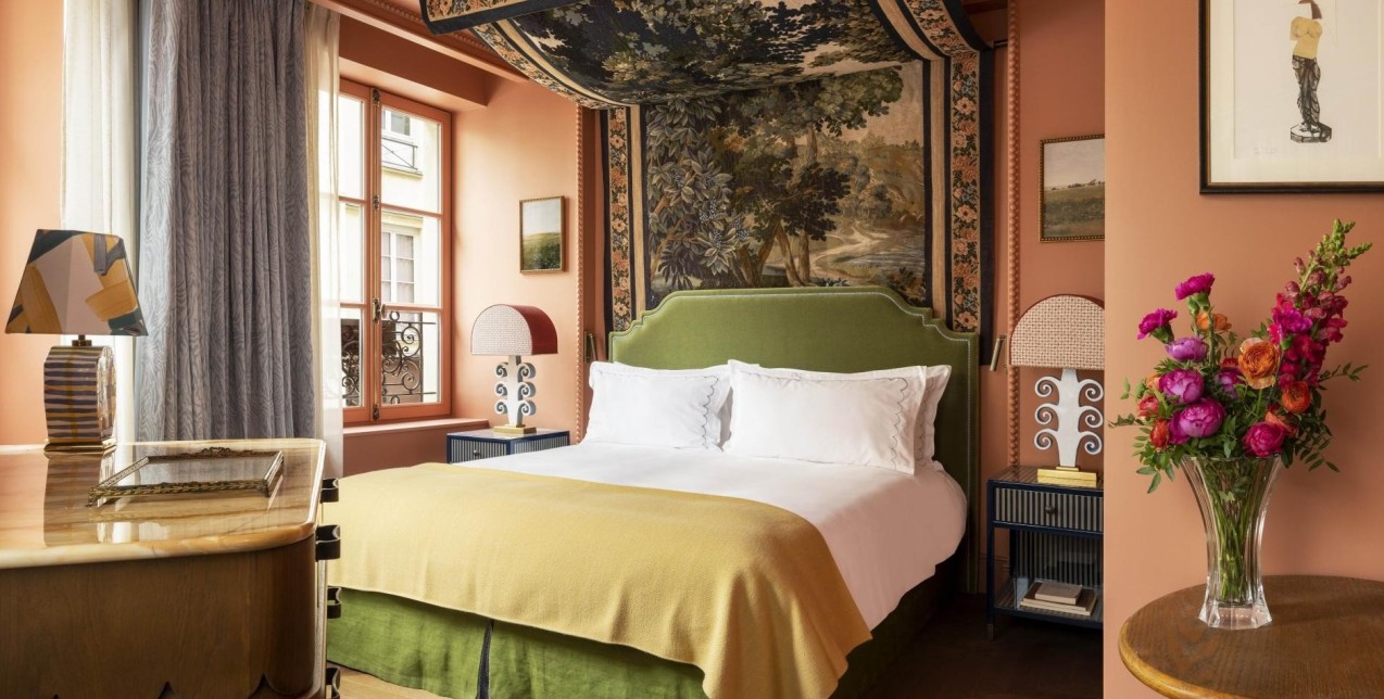 Το ξενοδοχείο Le Grand Mazarin άνοιξε τις πόρτες του στο Παρίσι και θυμίζει σκηνικό του Wes Anderson 