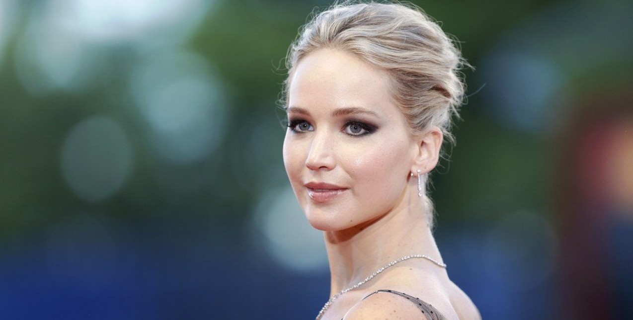 Η Jennifer Lawrence αντιδρά στις εικασίες πως έκανε πλαστική χειρουργική επέμβαση