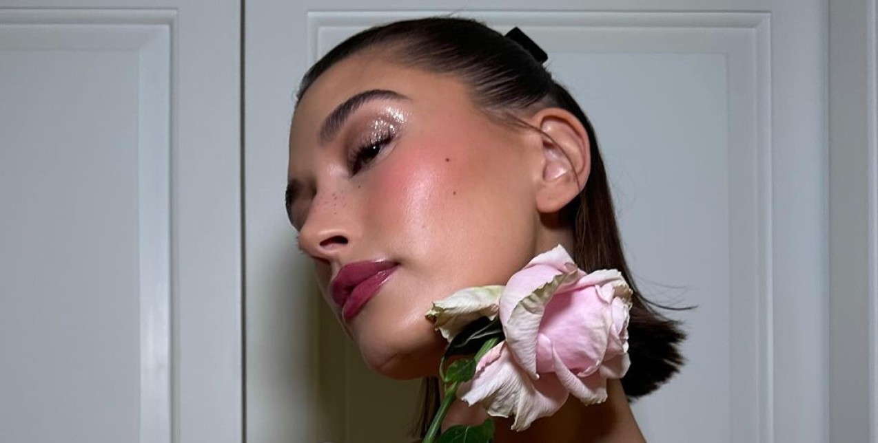 Το "glazed blush" είναι εδώ για να κυριαρχήσει στις φετινές makeup τάσεις