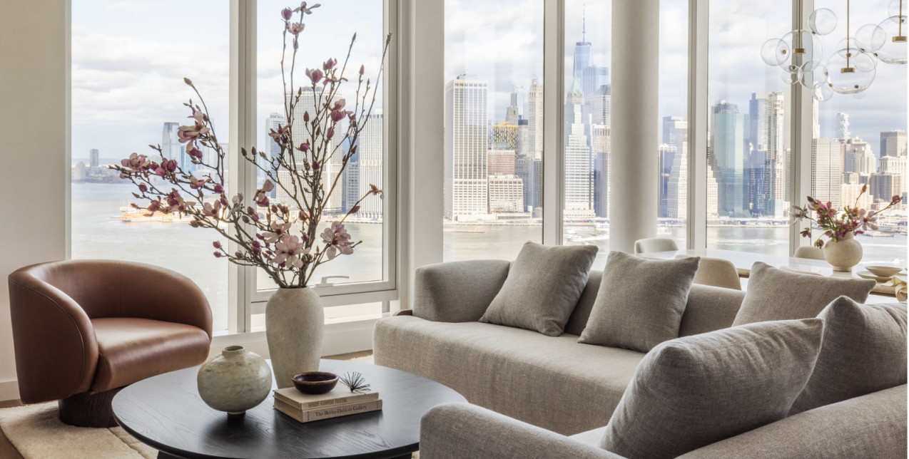 Ένα διαμέρισμα γεμάτο φως στο Brooklyn έχει μετατραπεί σε ένα περιβάλλον που αντανακλά την κομψότητα