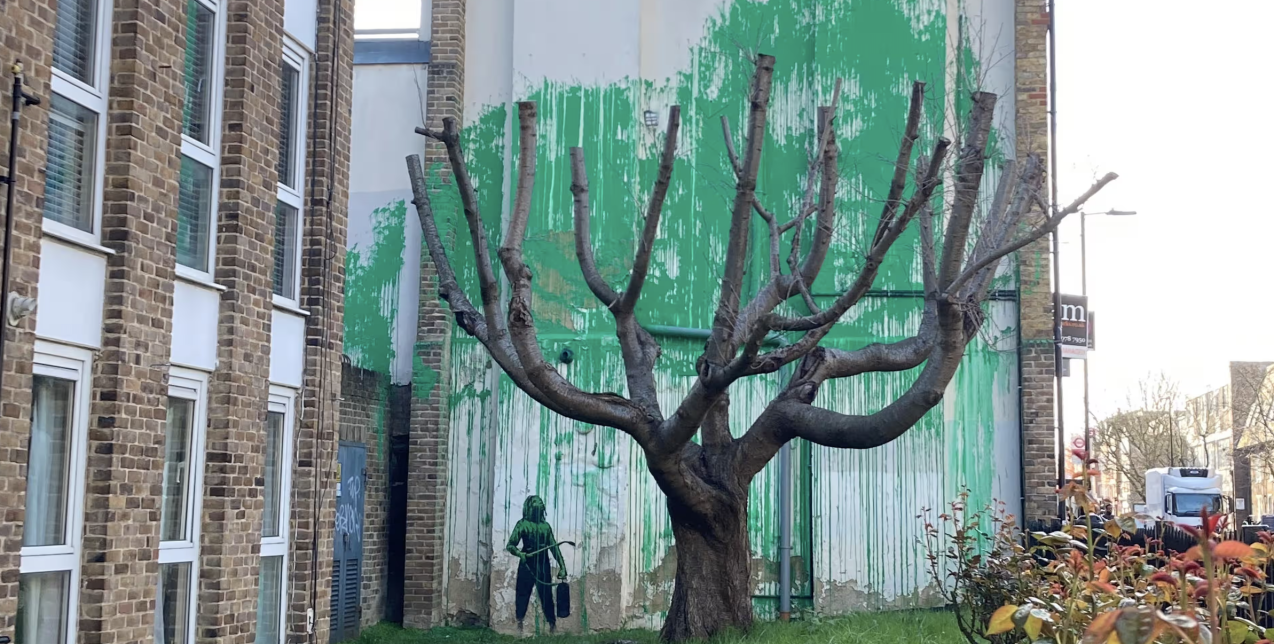Το νέο έργο του καλλιτέχνη Banksy στο Λονδίνο δίνει ένα ηχηρό μήνυμα για το περιβάλλον