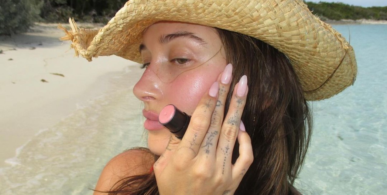 Τα "Strawberry Milk" νύχια της Hailey Bieber είναι το τέλειο ανοιξιάτικο manicure