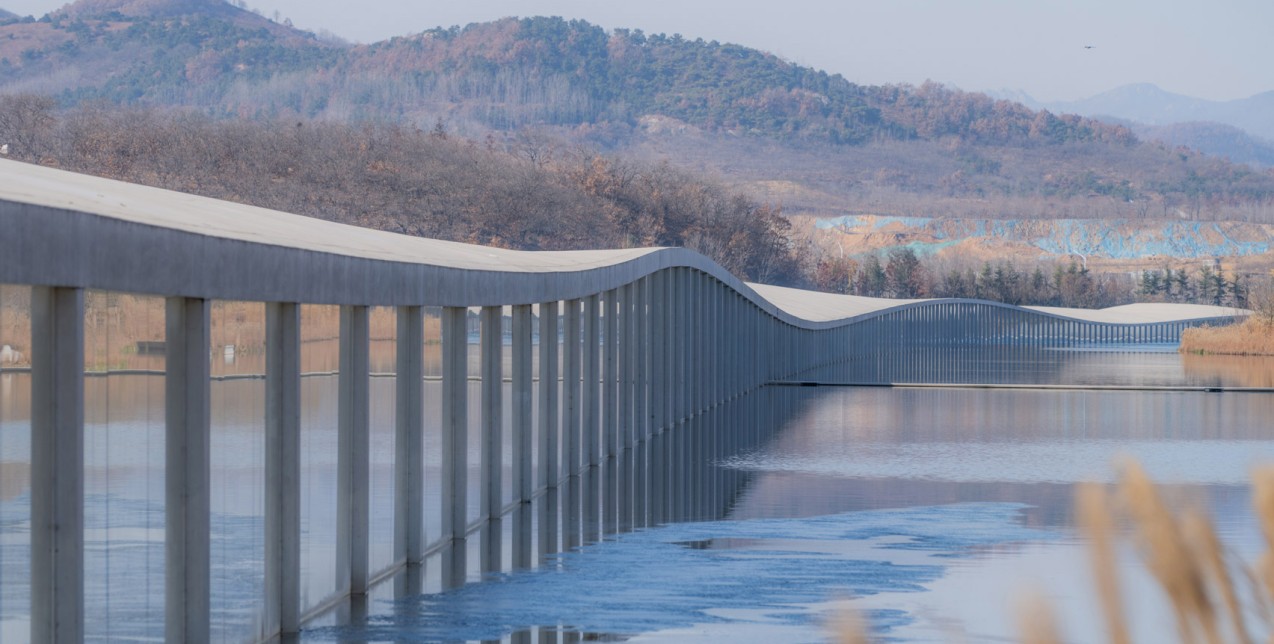 Το Μουσείο Τέχνης Zaishui του Junya Ishigami είναι χτισμένο στην επιφάνεια μιας λίμνης