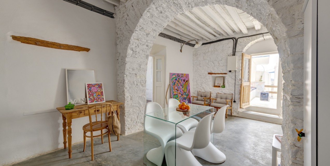 To Syros Art House είναι το ιδανικό νησιώτικο σπίτι που αναβιώνει με σύγχρονο τρόπο