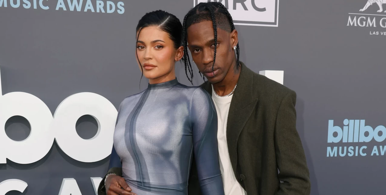 Travis Scott: Πώς κατάφερε να κάνει την Ελλάδα και την παράδοσή της viral στα social media;