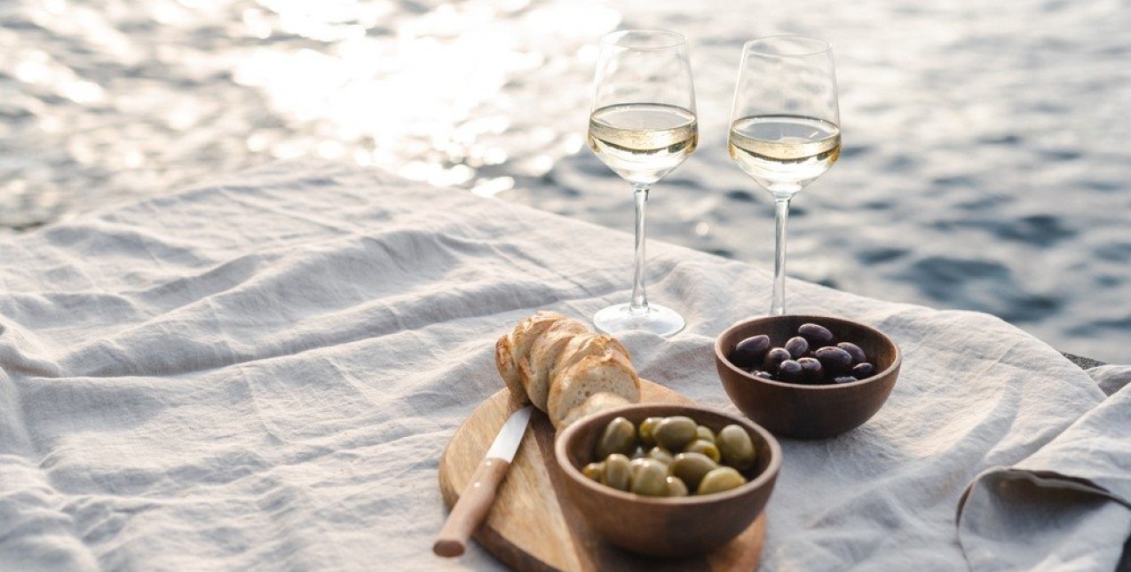 6 ελληνικά κρασιά που αγαπάμε το καλοκαίρι και τα πιάτα της Μεσογείου με τα οποία τα συνδυάζουμε 