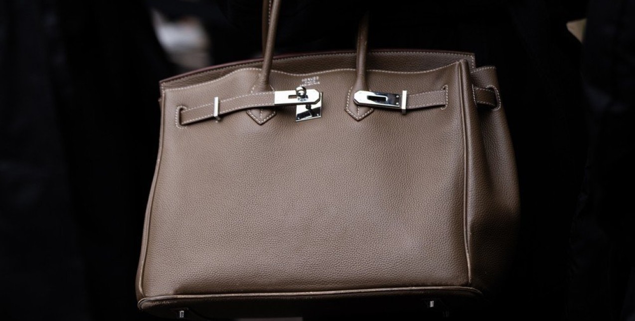 Hermès Birkin: Η τσάντα-«τρόπαιο» που όλοι επιθυμούν, αξίζει την αναμονή; 