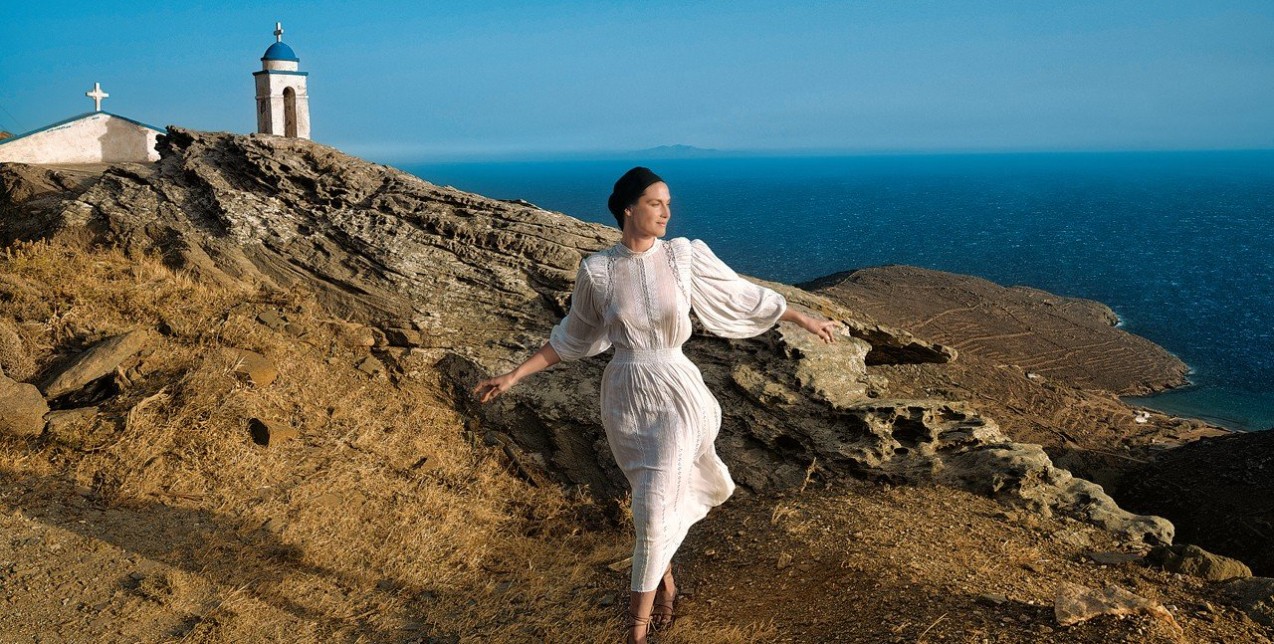 Η κεραμίστρια Diane Alexandre φωτογραφίζεται από τη Μάρα Δεσύπρη στα πιο μυστικά μονοπάτια της Τήνου 