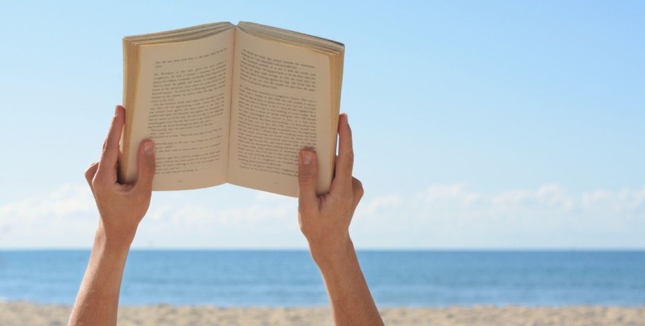 By the sea: 10 βιβλία που διαβάζουμε δίπλα στο κύμα 