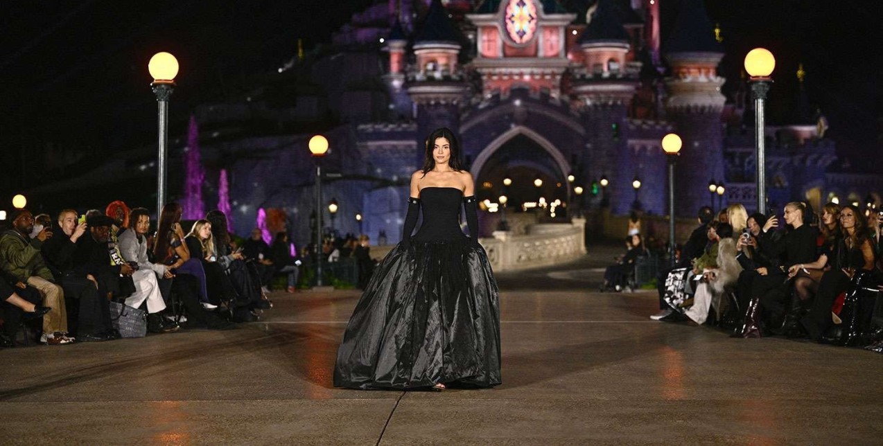 Coperni went to Disneyland: Η Kylie Jenner έκλεισε το φαντασμαγορικό show για την SS25 collection