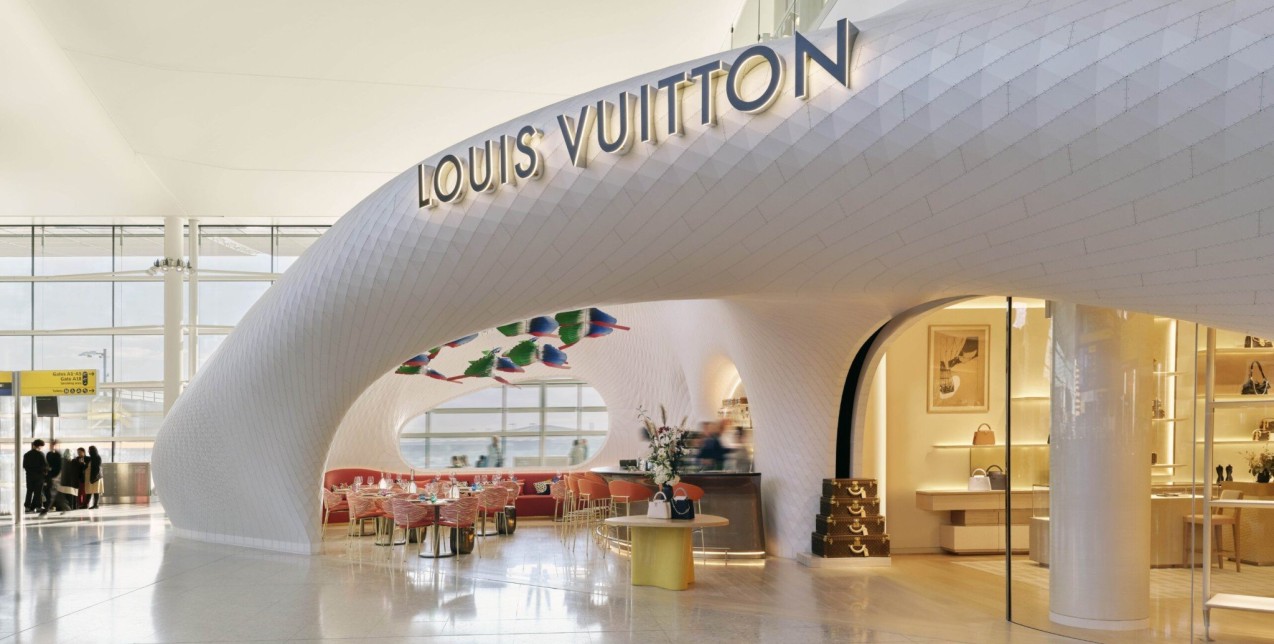 Η Louis Vuitton αποκαλύπτει το νέο της κατάστημα και το Le Café Cyril Lignac στον Αεροσταθμό 2 του αεροδρομίου Heathrow στο Λονδίνο