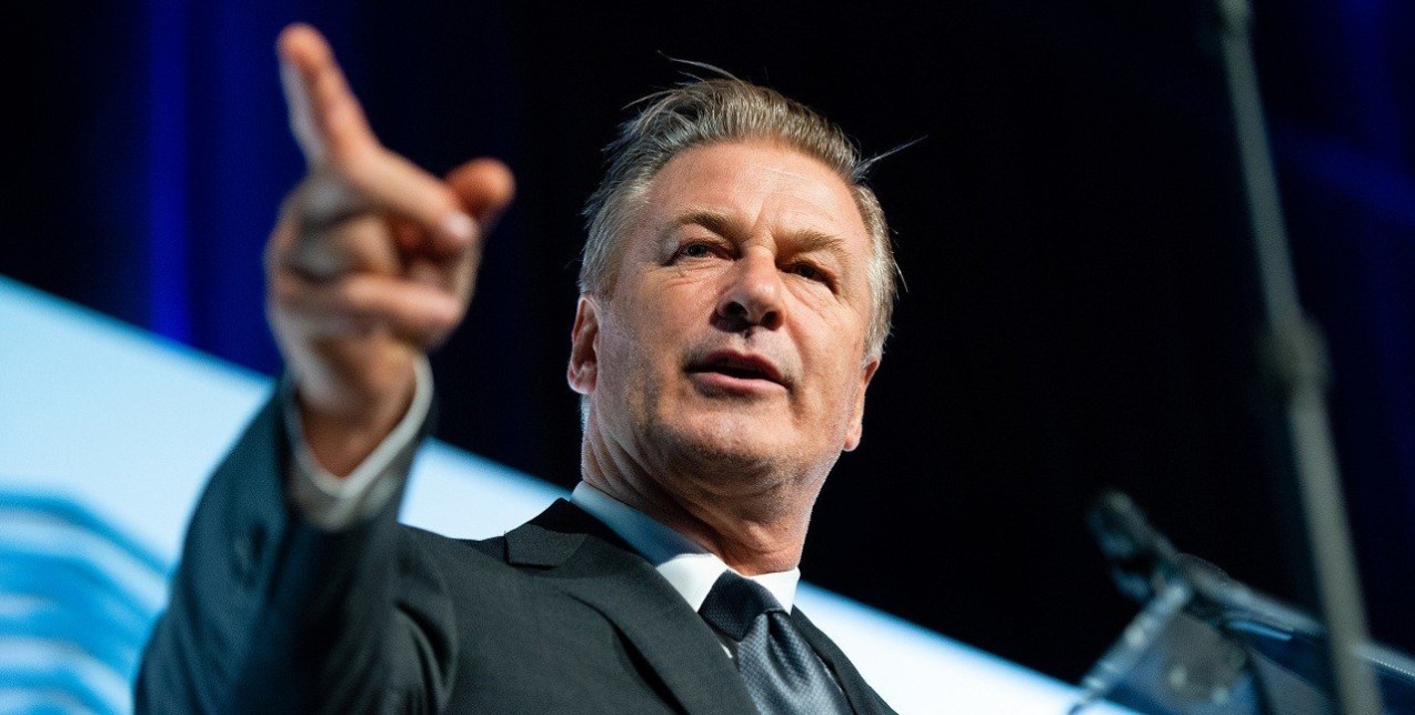 Alec Baldwin: Γιατί μία από τις πιο αμφιλεγόμενες προσωπικότητες του Hollywood μονοπωλεί ξανά το ενδιαφέρον;