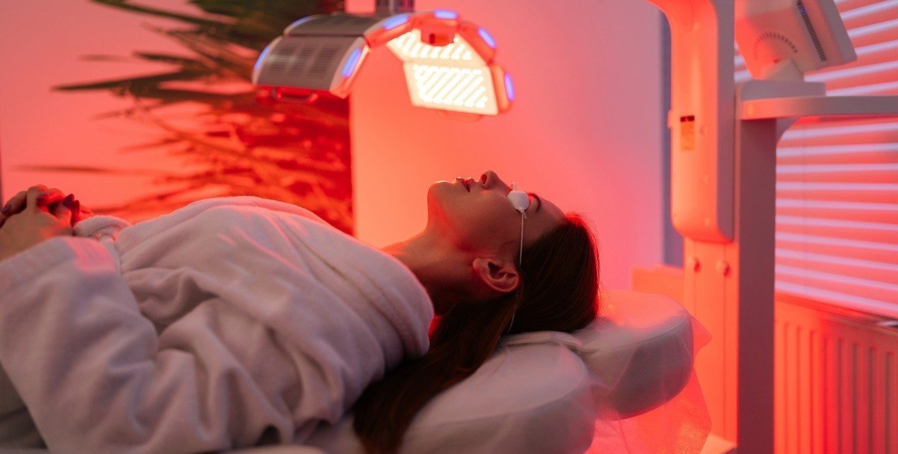 Red Light Therapy: Έχει πράγματι οφέλη για την επιδερμίδα η viral θεραπεία με κόκκινο φως;