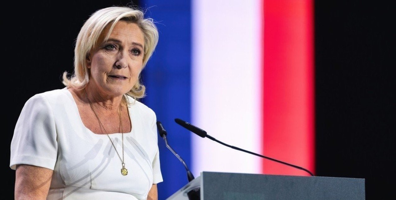 Στο εδώλιο η Marine Le Pen: Η ηγέτιδα της γαλλικής ακροδεξιάς βρίσκεται αντιμέτωπη με σοβαρές κυρώσεις