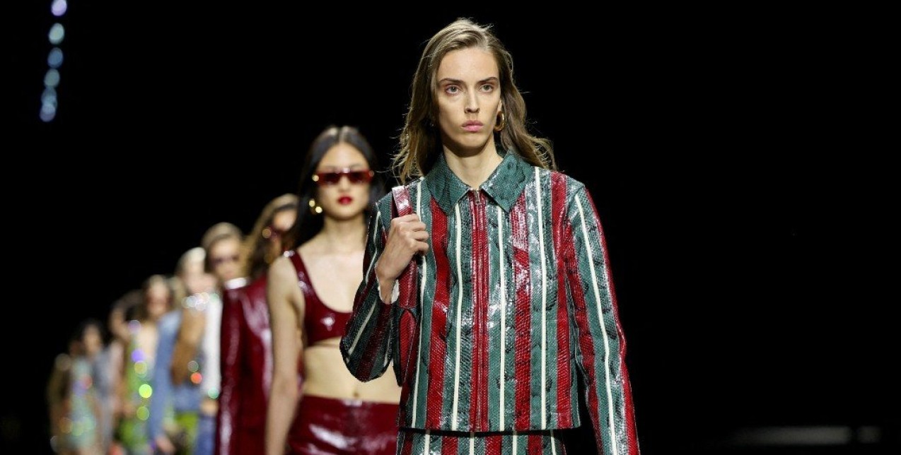 O οίκος Gucci ανακοίνωσε ότι θα παρουσιάσει από κοινού γυναικεία & αντρική συλλογή στο Μιλάνο