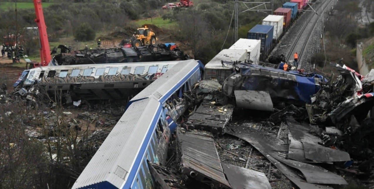 Τέμπη: Πλήθος κόσμου συγκεντρώθηκε σε όλη την Ελλάδα -κι όχι μόνο- στην μνήμη των θυμάτων 