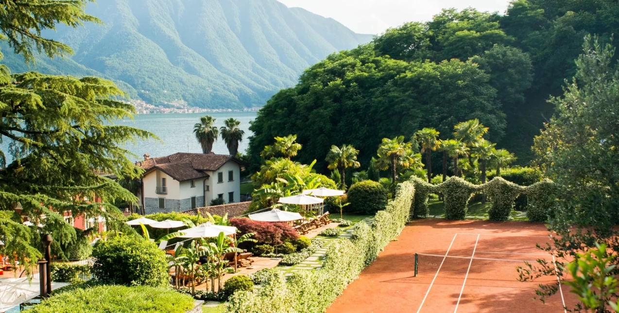 Tennis Courts που κόβουν την ανάσα, μας προσκαλούν να πιάσουμε άμεσα τη ρακέτα μας 