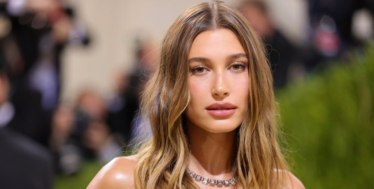 Το ελληνικό νησί που επέλεξε η Hailey Bieber για τη νέα καμπάνια της Rhode
