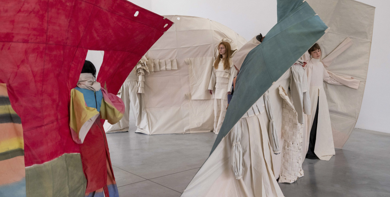 Το New Museum και το Ίδρυμα ΔΕΣΤΕ σε συνεργασία με το Μουσείο Μπενάκη παρουσιάζουν την έκθεση 'In a Bright Green Field'