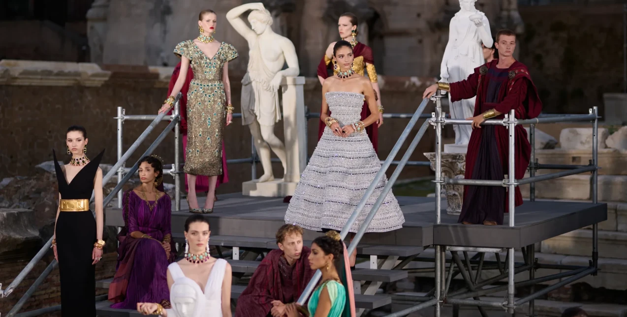 Ο οίκος Dolce&Gabbana παρουσίασε τη νέα Alta Moda συλλογή του σε ένα καθηλωτικό σκηνικό, με έμπνευση από την Αρχαία Ρώμη
