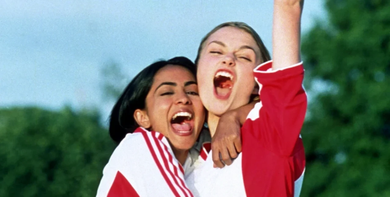 Bend It Like Beckham: Η ταινία που ανέδειξε το γυναικείο ποδόσφαιρο επιστρέφει 