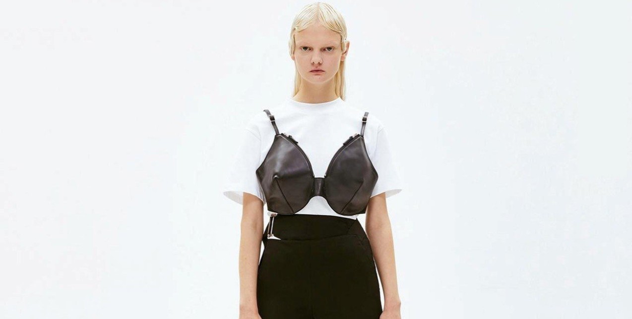 Το νέο bra-bag που έχει κάνει μεγάλη αίσθηση στους κύκλους της μόδας