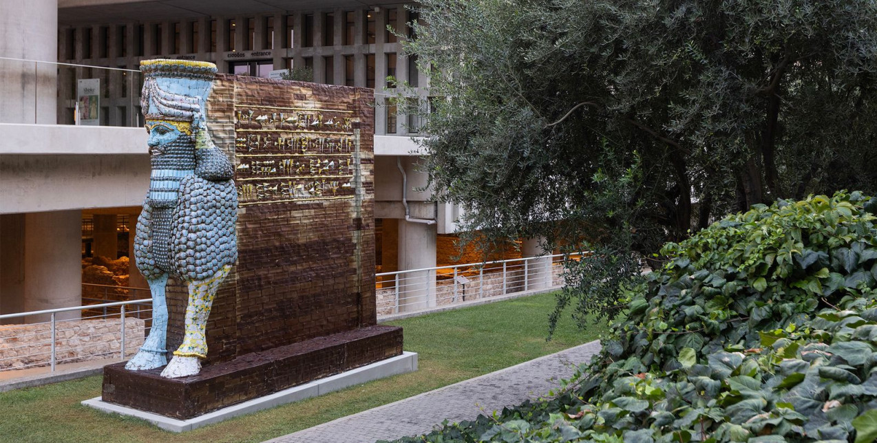 Lamassu of Nineveh: Το εμβληματικό αντιπολεμικό γλυπτό του Michael Rakowitz εκτίθεται στο Μουσείο Ακρόπολης