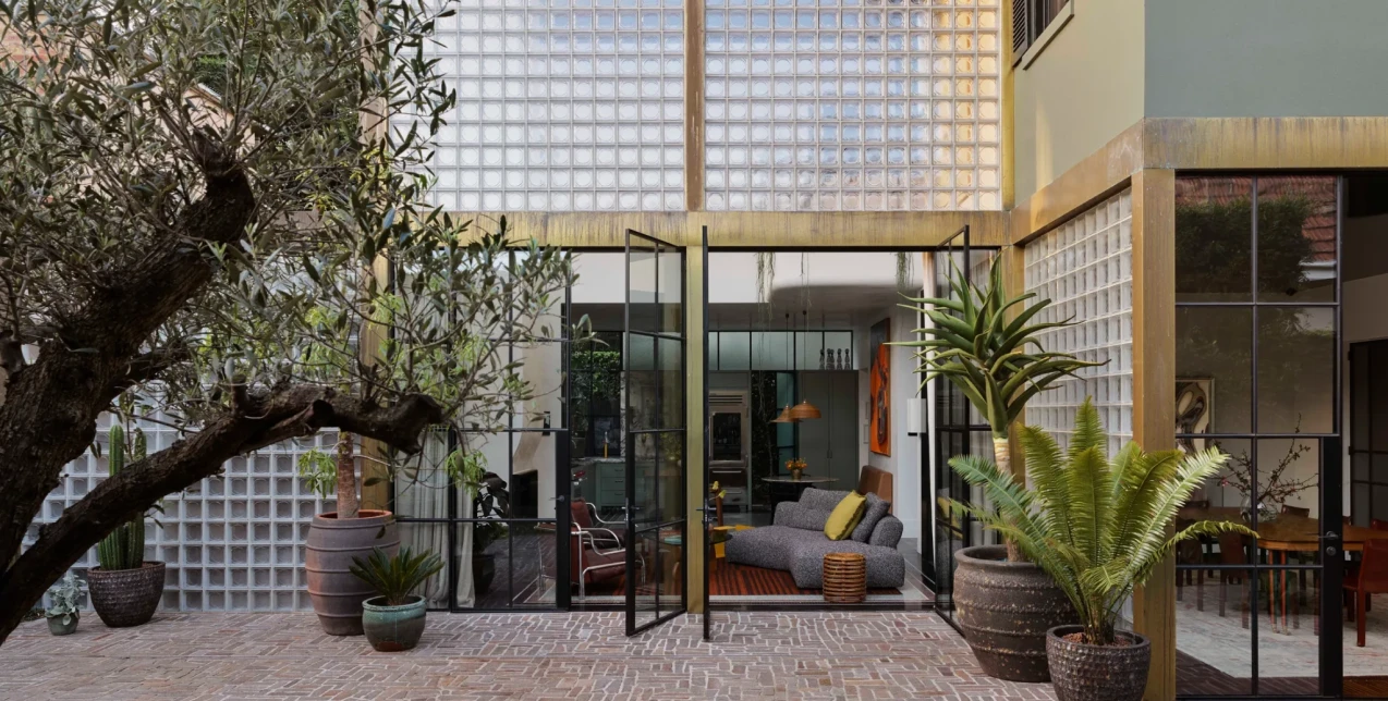 Γυάλινα τούβλα φωτίζουν ολοκληρωτικά ένα ιστορικό σπίτι του 1930 στη Μελβούρνη