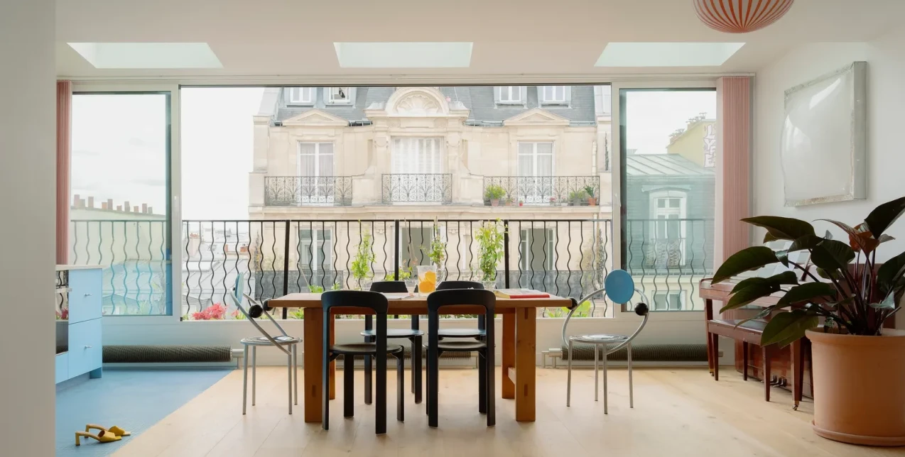 Αυτό το διαμέρισμα σε διατηρητέο κτήριο του Παρισιού υμνεί τα χρώματα και το σύγχρονο σχέδιο