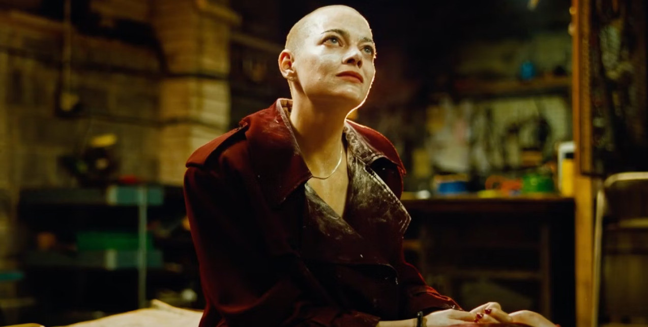 Bugonia: Παρακολουθήσαμε το αλλόκοτο καθρέφτισμα της εποχής μας στη νέα ταινία του Γιώργου Λάνθιμου