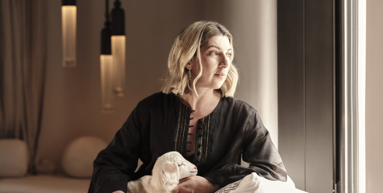 Η δημιουργός Φαίη Χατζή ξεδιπλώνει την τέχνη του αργαλειού, αποδεικνύοντας ότι το παρελθόν είναι άρτια συνυφασμένο με το παρόν