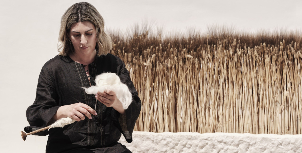 Η δημιουργός Φαίη Χατζή ξεδιπλώνει την τέχνη του αργαλειού, αποδεικνύοντας ότι το παρελθόν είναι άρτια συνυφασμένο με το παρόν