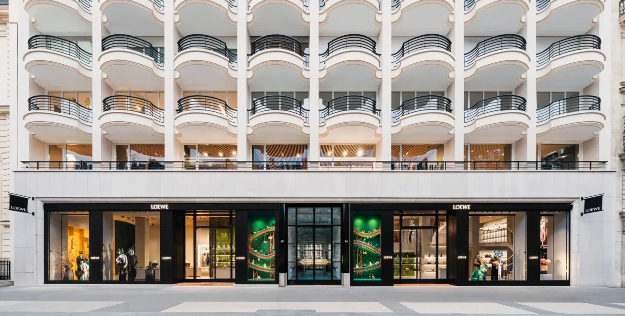Στη θρυλική Avenue Montaigne του Παρισιού, δεσπόζει το εντυπωσιακό νέο flagship του οίκου Loewe