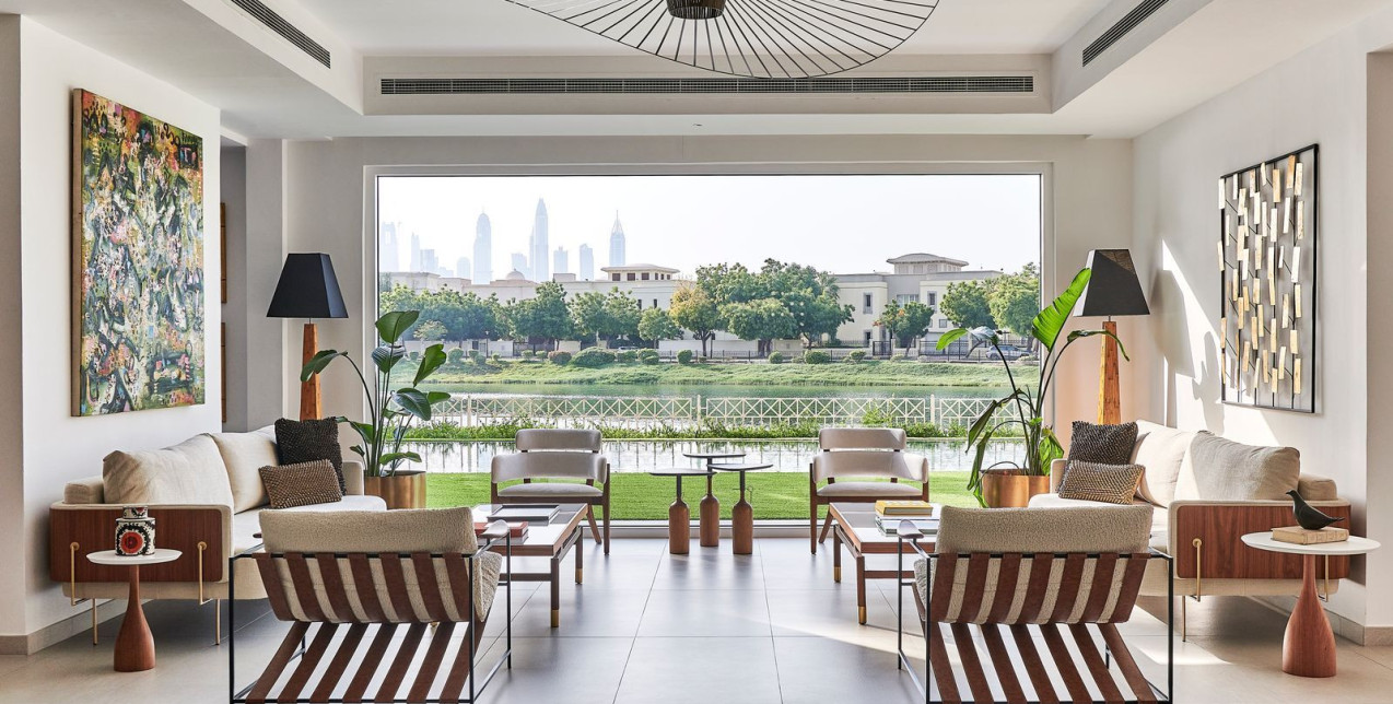 Ένα σπίτι σε μία λίμνη του Ντουμπάϊ με εντυπωσιακή θεά και τροπική διακόσμηση