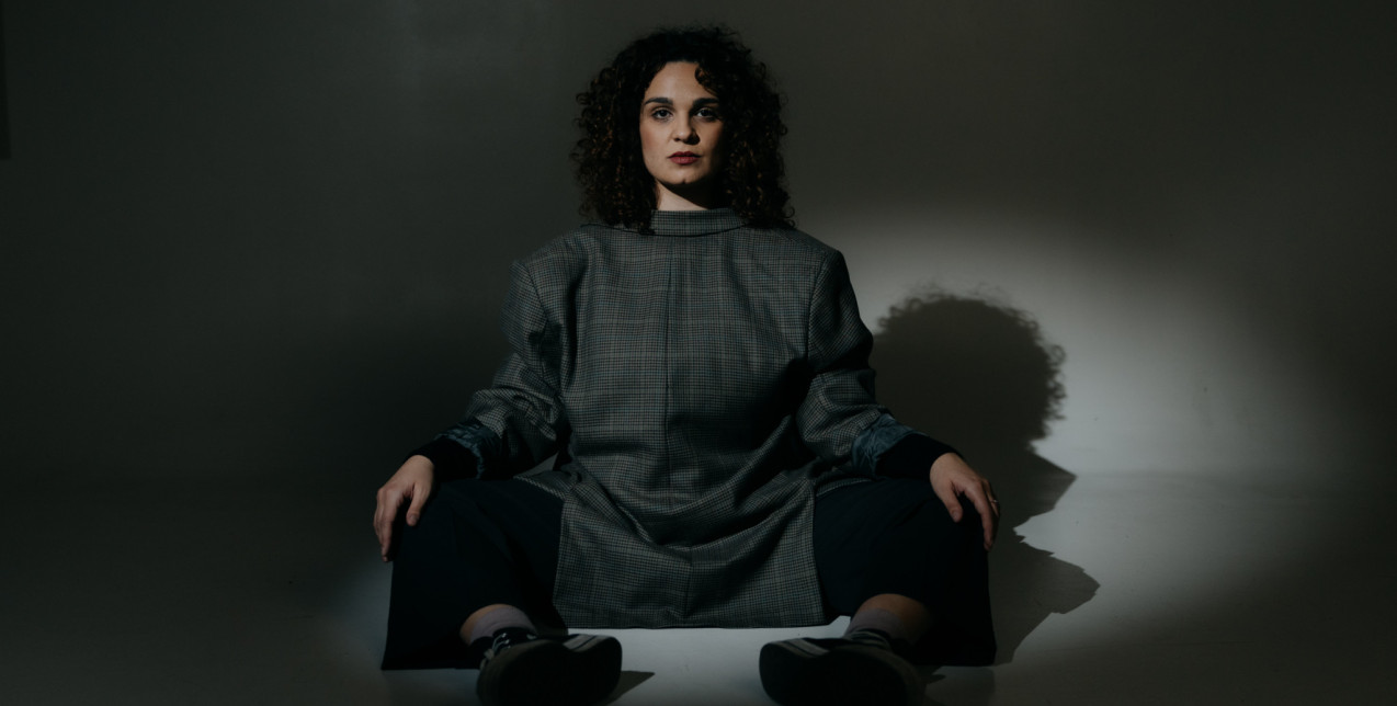 SKG Stories: Η Βασιλεία Κλήμη, στην πρώτη της σκηνοθετική απόπειρα, «δίνει φωνή» σε μια κοινότητα γυναικών που δε διαφέρει και τόσο πολύ από τη δική μας