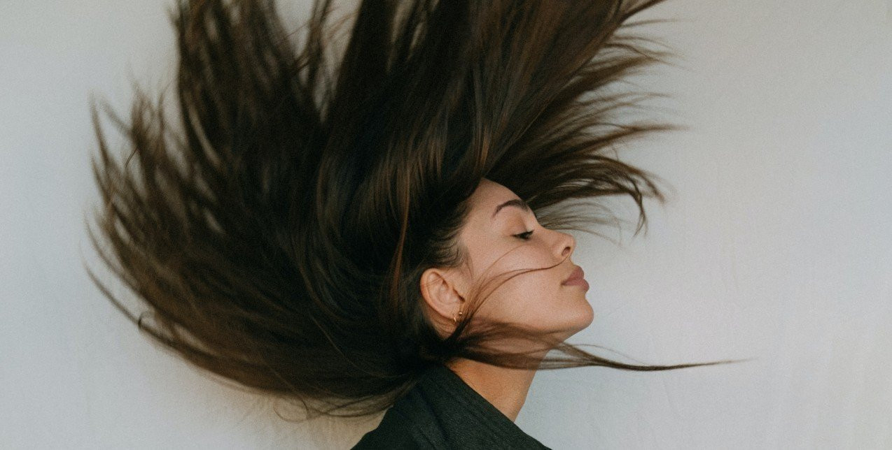 Ταλαιπωρείστε κι εσείς από την εποχική τριχόπτωση; Έτσι μπορείτε να την αντιμετωπίσετε αποτελεσματικά