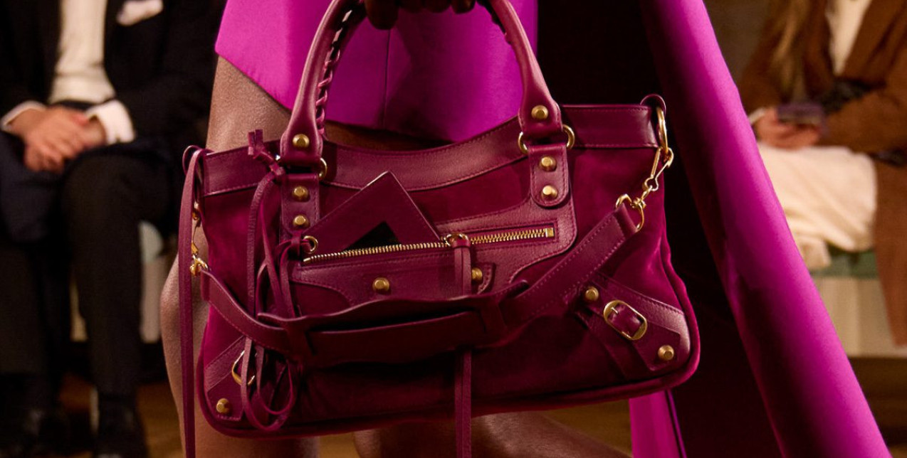 Τα χρώματα στις τσάντες που θα βλέπουμε παντού τη νέα σεζόν, σύμφωνα με τις SS26 πασαρέλες