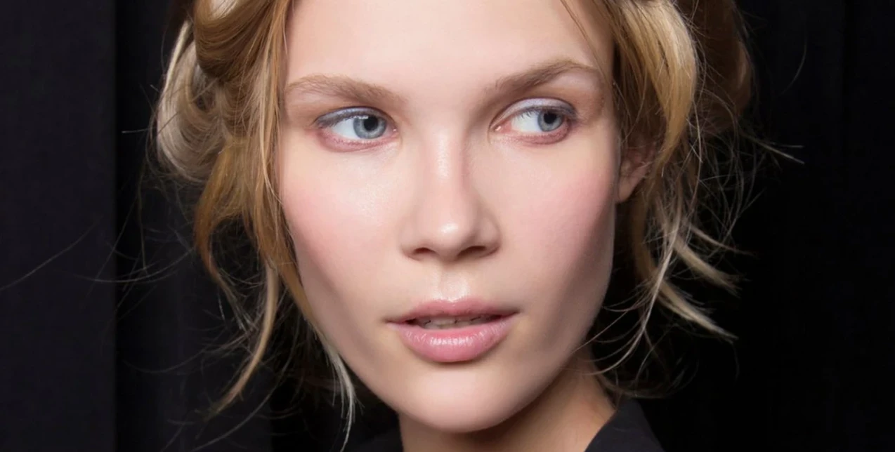 Η απρόσμενη απόχρωση mascara που αποτελεί το μυστικό για το πιο σαγηνευτικό βλέμμα