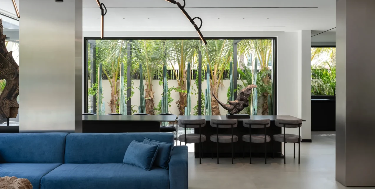 Μια βίλα στο Dubai όπου τα φυσικά υλικά συνυπάρχουν με τις πολυτελείς πινελιές 