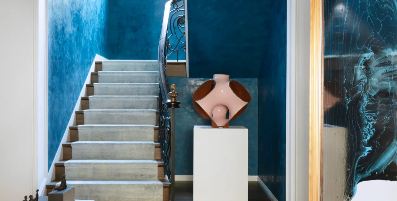 Ένα διαμέρισμα στο Σίδνεϊ που αντηχεί τη θέση του δίπλα στο νερό