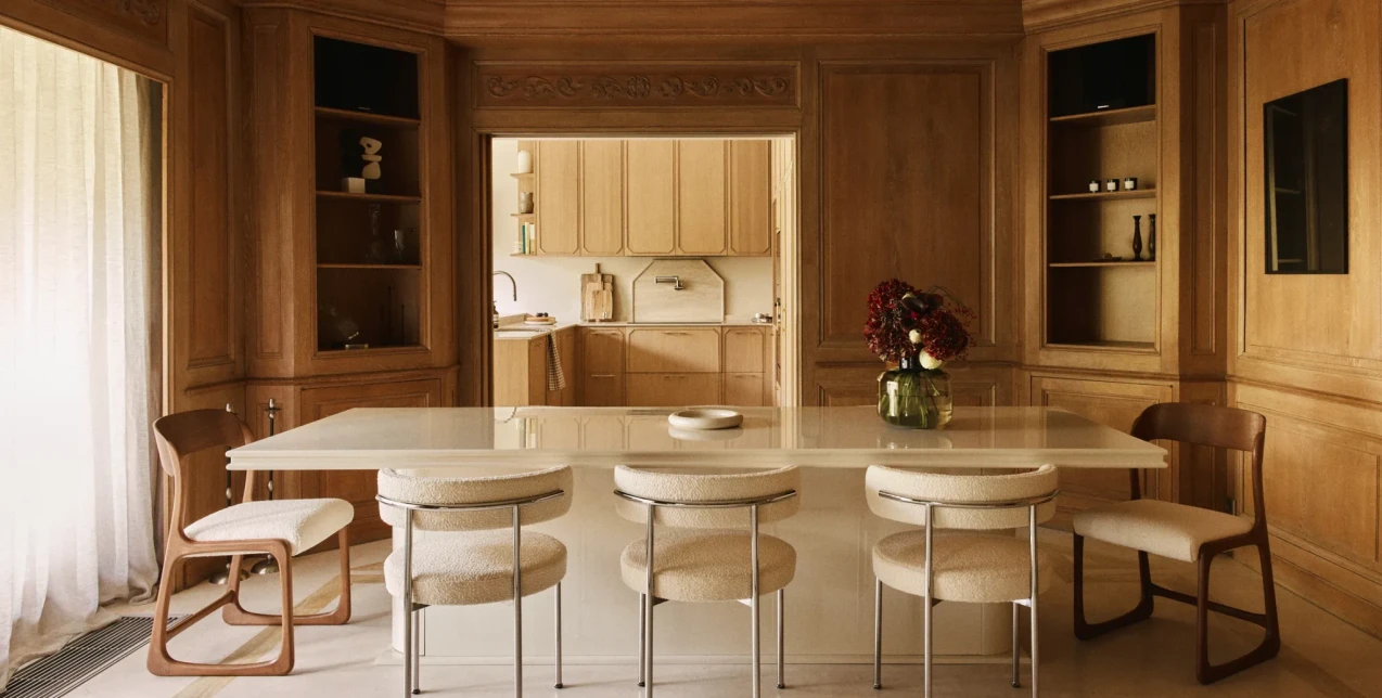 Το Παρίσι του 1980 συναντά το σύγχρονο Haussmann σε ένα ανανεωμένο διαμέρισμα