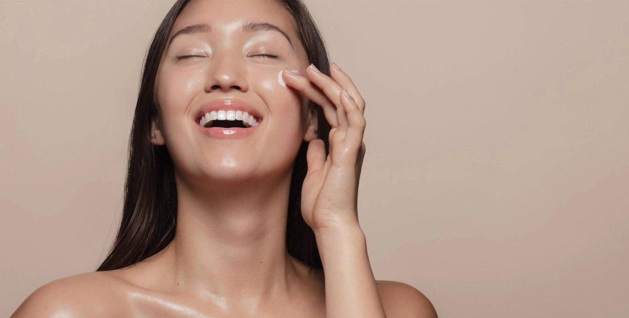 Έλαιο μαύρου κύμινου: Ποια είναι τα οφέλη του πιο πολύτιμου ελιξιρίου για το πρόσωπο, το σώμα και τα μαλλιά;