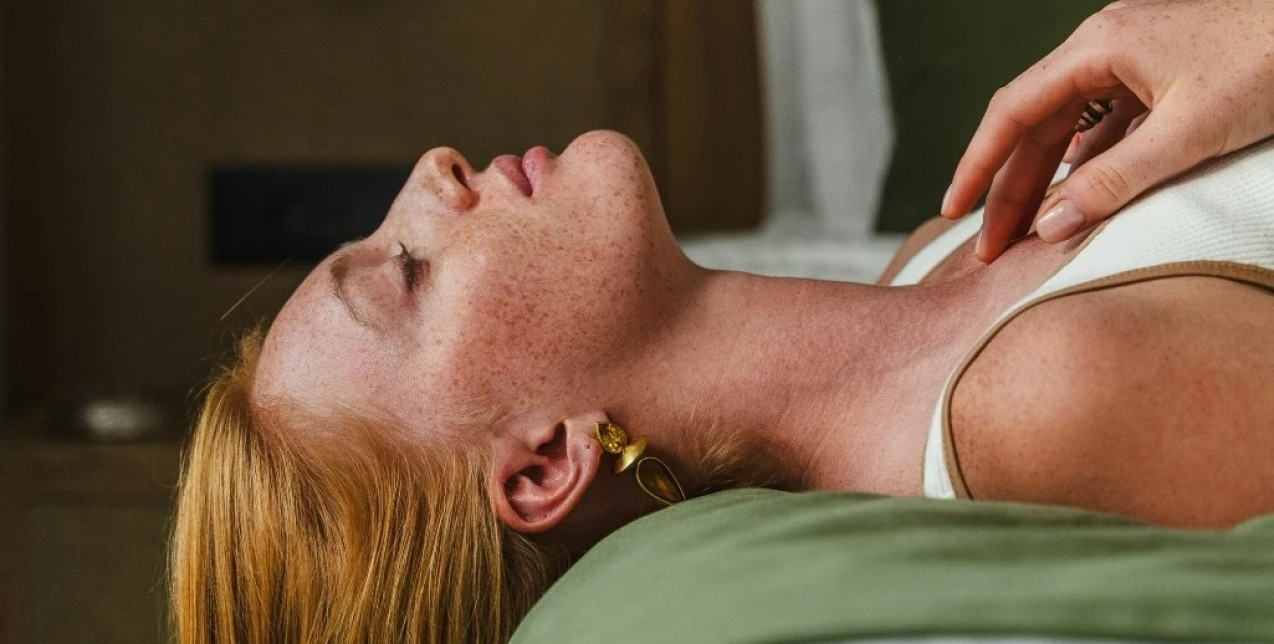 After-party skin detox: Πώς να περιποιηθείτε στοχευμένα το δέρμα σας μετά τις γιορτές