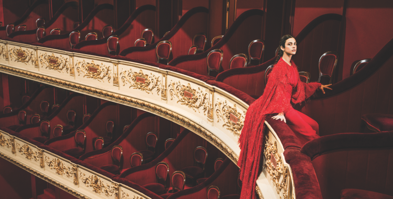 Η διεθνούς φήμης ηθοποιός Fotini Peluso είναι η anniversary muse της συλλεκτικής έκδοσης του GLOW